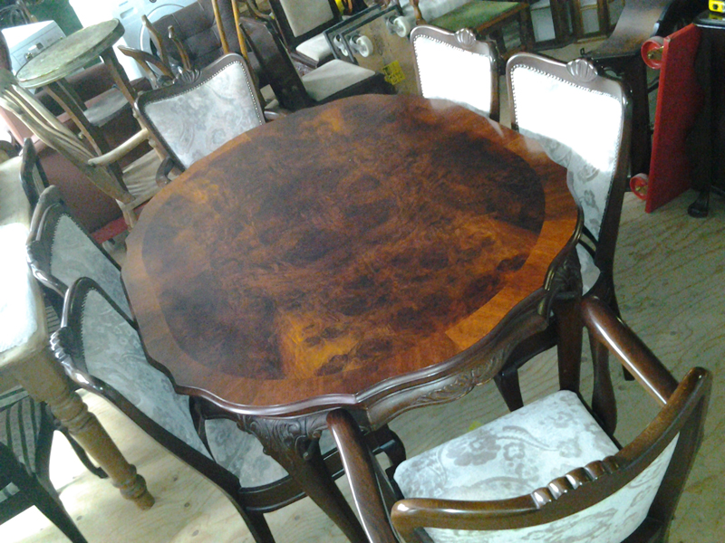 antieke-tafel-en-eettafelstoelen